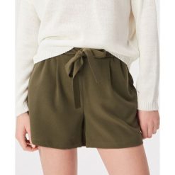 Szorty z wiązaniem w talii - Khaki. Szorty damskie marki Sinsay. Za 49.99 zł.