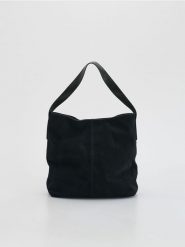 Skórzana torebka shopper - czarny. Czarne torebki shopper damskie Reserved, bez wzorów, ze skóry, bez dodatków. Za 299.99 zł.