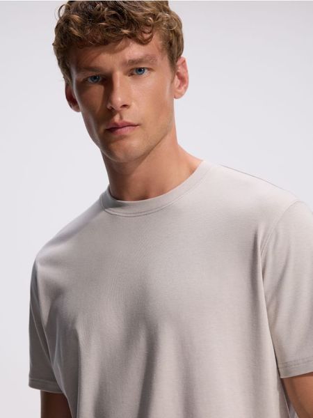T-shirt regular z dodatkiem lyocellu - jasnoszary. Szare t-shirty męskie Reserved, l, bez wzorów, z dzianiny, bez kołnierzyka. W wyprzedaży za 55.99 zł.