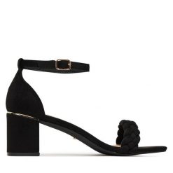 Sandały DeeZee. Czarne sandały damskie DeeZee, bez wzorów, bez obcasa, na słupku, bez zapięcia. Za 129.99 zł.