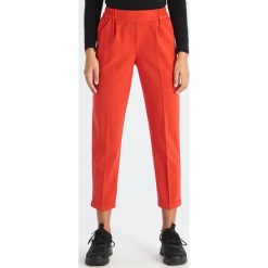 Spodnie chino - Czerwony. Spodnie materiałowe damskie marki Sinsay. Za 59.99 zł.