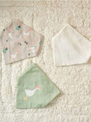 Śliniak 3 pack - beżowy. Brązowe śliniaki dla dzieci Sinsay, bez wzorów. W wyprzedaży za 12.99 zł.