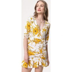 Biała Sukienka Lily Of The Valley. Białe sukienki damskie Born2be, na co dzień, l, bez wzorów, eleganckie, bez kołnierzyka, bez ramiączek, mini, kopertowe. Za 59.99 zł.