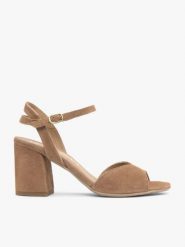 Jasnobrązowe sandały na obcasie. Brązowe sandały damskie Ryłko, bez wzorów, z gumy, bez obcasa, na obcasie, bez zapięcia. Za 399.99 zł.