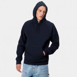 BLUZA MĘSKA CARHARTT WIP HOODED CHASE SWEAT I026384-00HXX KOLOR NIEBIESKI. Niebieskie bluzy męskie Carhartt, l, bez wzorów, z bawełny, bez kaptura, do biegania. Za 179.50 zł.
