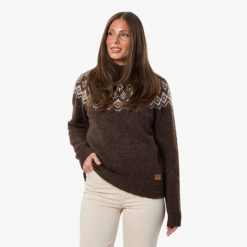 Sweter Wełniany Kobieta Lofoten Elastyczny W Cztery Strony. Brązowe swetry damskie SWEDEMOUNT, xs, bez wzorów, z materiału, klasyczne, bez kołnierzyka, bez ramiączek, długie, bez kaptura. Za 249.99 zł.