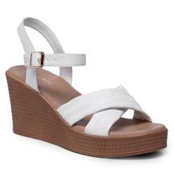 Sandały Clara Barson. Białe klapki damskie Clara Barson, bez wzorów, bez obcasa, na koturnie, bez zapięcia. Za 129.99 zł.