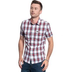 LEE LEE WESTERN SS SHIRT BRIGHT RED L641IDEF 112115324. Czerwone koszule męskie Lee, na lato, l, bez wzorów, z bawełny, biznesowe, bez kołnierzyka, bez ramiączek. Za 139.99 zł.