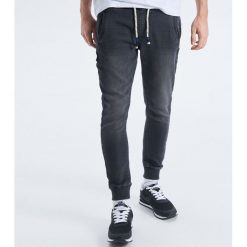 Jeansy Slim Jogger - Szary. Jeansy męskie marki Cropp. Za 119.99 zł.