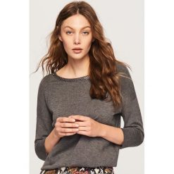 Sweter z aplikacjami - Szary. Szare swetry damskie Reserved, l, z aplikacjami, bez kołnierzyka, bez ramiączek, bez kaptura. Za 79.99 zł.