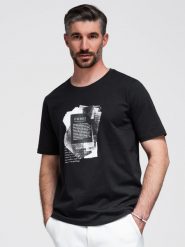 Męska bawełniana koszulka z ciekawym nadrukiem na klatce piersiowej - czarna V1 - Rozmiar: M. Czarne t-shirty męskie Ombre Clothing, m, bez wzorów, z bawełny, bez kołnierzyka. Za 129.99 zł.