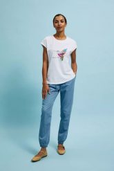 T-shirt z nadrukiem biały. Białe t-shirty damskie MOODO, bez wzorów, bez kołnierzyka. W wyprzedaży za 24.99 zł.