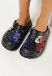 Czarne Klapki z Ozdobnymi Wycięciami z Gumowej Pianki Chenie. Czarne klapki damskie Born2be, bez wzorów, z gumy, bez obcasa, na płaskiej podeszwie. Za 39.99 zł.