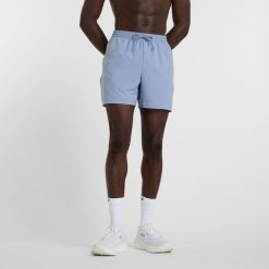 Spodenki męskie New Balance MS41227DUS – niebieskie. Niebieskie krótkie spodenki sportowe męskie New Balance, m, bez wzorów, z materiału, na fitness i siłownię. Za 159.99 zł.