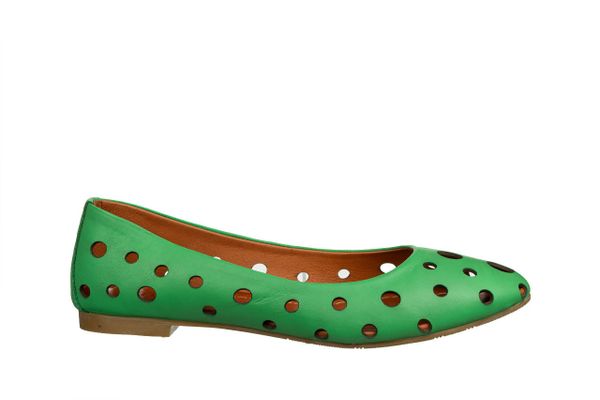 Baleriny Bayla-161 037 135 08 Grass 161689, Zielony, Skóra naturalna - 36. Zielone baleriny damskie Bayla, na lato, bez wzorów, z materiału, bez obcasa, na płaskiej podeszwie. W wyprzedaży za 179.10 zł.