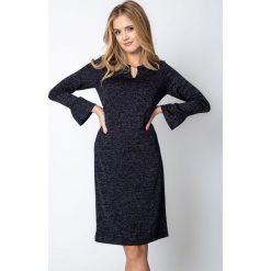 Granatowa sukienka ze srebrną błyszczącą nitką QUIOSQUE. Szare sukienki damskie QUIOSQUE, z dzianiny, eleganckie, z kopertowym dekoltem. Za 219.99 zł.