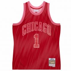 Koszulka Mitchell&Ness NBA Chicago Bulls Derrick Rose - TFSM1280-CBU08DRSRED1. Czerwone koszulki sportowe męskie Mitchell & Ness, bez wzorów, bez kołnierzyka, bez ramiączek, do koszykówki. Za 562.35 zł.