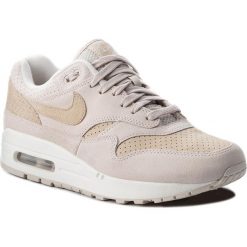 Buty NIKE - Air Max 1 Premium 875844 004 Desert Sand/Sand/Sail. Brązowe obuwie sportowe damskie Nike, bez wzorów, z materiału, eleganckie, bez obcasa, na płaskiej podeszwie, bez zapięcia. W wyprzedaży za 499.00 zł.