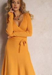 Żółta Rozkloszowana Sukienka Sweterkowa z Kopertowym Dekoltem Fiorrtte. Żółte sukienki damskie Renee, m, bez wzorów, z dzianiny, bez kołnierzyka, bez ramiączek, midi, kopertowe. Za 119.99 zł.