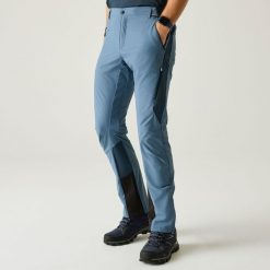 Męskie spodnie do wędrówek górskich. Niebieskie spodnie sportowe męskie Regatta, na lato, m, bez wzorów, z elastanu, trekkingowe. Za 329.99 zł.