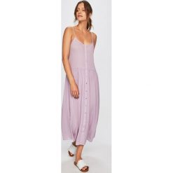 Vero Moda - Sukienka. Fioletowe sukienki damskie Vero Moda, na co dzień, l, bez wzorów, z materiału, casualowe, bez kołnierzyka, bez ramiączek, midi, proste. W wyprzedaży za 69.90 zł.