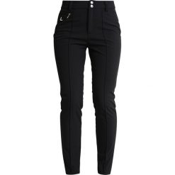 Luhta SALLA Spodnie narciarskie black. Spodnie snowboardowe damskie Luhta, z elastanu, sportowe. W wyprzedaży za 377.10 zł.