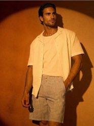 Szorty chino w paski - granatowy. Niebieskie spodnie materiałowe męskie Sinsay, bez wzorów, z materiału. Za 59.99 zł.