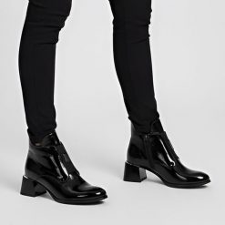 Botki damskie Armodo, lakierowane skórzane na klocku z okrągłym noskiem i na zamek, czarne, 60560. Czarne kozaki damskie Armodo, z lakierowanej skóry, z okrągłym noskiem, bez obcasa, na obcasie. Za 373.99 zł.