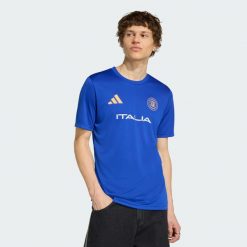 Koszulka Mistrzostwa Świata FIFA 26 Włochy. Niebieskie koszulki sportowe męskie Adidas, l, z aplikacjami, z materiału, bez kołnierzyka, bez ramiączek, do piłki nożnej. Za 149.00 zł.