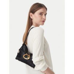 Torebka Guess. Czarne torebki do ręki damskie Guess, z aplikacjami, klasyczne, bez dodatków. Za 520.99 zł.
