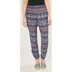 Roxy - Spodnie. Szare spodnie materiałowe damskie Roxy, z tkaniny. W wyprzedaży za 179.90 zł.