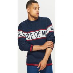 Sweter z napisem - Granatowy. Niebieskie swetry przez głowę męskie Cropp, z napisami. Za 99.99 zł.