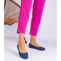 Granatowe balerinki damskie zamszowe niebieskie. Niebieskie baleriny damskie bez wzorów, z jeansu, eleganckie, bez obcasa, na płaskiej podeszwie. Za 79.62 zł.