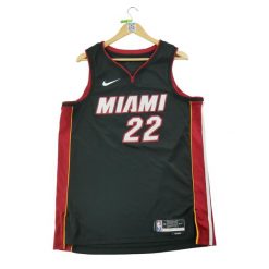Second life - Nike koszulka męska NBA Miami Heat - Stan bardzo dobry. Czarne koszulki sportowe męskie Nike, l, bez wzorów, z materiału, bez kołnierzyka, bez ramiączek, do koszykówki. Za 170.36 zł.