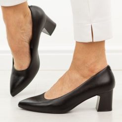 Czarne czółenka damskie na obcasie Sergio Leone Pb413. Czarne czółenka damskie Sergio Leone, bez wzorów, ze skóry, biznesowe, bez obcasa, na obcasie, bez zapięcia. Za 169.00 zł.