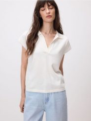 Bluzka z otwartym kołnierzykiem - złamana biel. Bluzki damskie Reserved, l, bez wzorów, z dzianiny, bez kołnierzyka, bez ramiączek. W wyprzedaży za 59.99 zł.