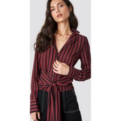NA-KD Trend Koszula w paski z wiązaniem - Red. Koszule damskie marki NA-KD Trend. Za 80.95 zł.