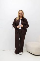 Brązowy komplet dresowy: bluza bomberka i spodnie z szeroką nogawką PLUS SIZE XXL OVERSIZE WIOSNA. Brązowe bluzy damskie Moda Size Plus Iwanek, na wiosnę, plus size, bez wzorów, z bawełny, bez kaptura. Za 389.90 zł.