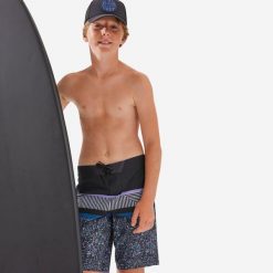 Spodenki surfingowe dla dzieci Olaian 900. Czarne szorty dla chłopców OLAIAN, bez wzorów, z elastanu, sportowe. W wyprzedaży za 69.99 zł.