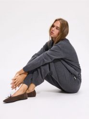 Dzianinowe spodnie barrel leg - ciemnoszary. Szare spodnie materiałowe damskie Reserved, l, bez wzorów, z dzianiny. Za 139.99 zł.