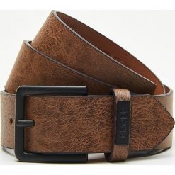 Pasek z eko skóry z fakturą - Brązowy. Paski damskie marki Cropp. Za 19.99 zł.