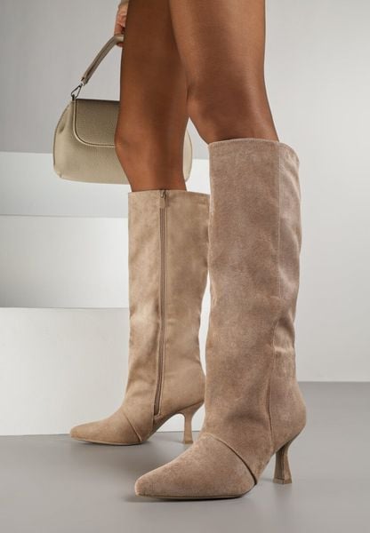 Ciemnobeżowe Kozaki z Imitacji Zamszu na Kaczuszce Zdobione Przeszyciami Anivitte. Brązowe kozaki damskie Born2be, z jeansu, bez obcasa, na obcasie. Za 129.99 zł.