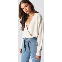 NA-KD Trend Sweter z kopertowym dekoltem - Beige. Brązowe swetry damskie NA-KD Trend, z elastanu, z kopertowym dekoltem. Za 121.95 zł.