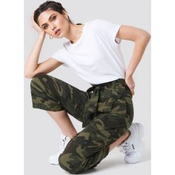NA-KD Szerokie spodnie w stylu militarnym z wiązaniem - Multicolor. Spodnie materiałowe damskie marki NA-KD. W wyprzedaży za 60.88 zł.