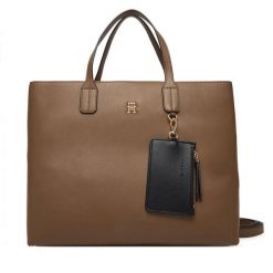Torebka Tommy Hilfiger. Brązowe torebki do ręki damskie Tommy Hilfiger, bez wzorów, klasyczne, bez dodatków. Za 699.99 zł.