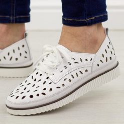 Białe ażurowe skórzane półbuty damskie S.Barski 51-610. Białe półbuty damskie S.BARSKI, na jesień, w ażurowe wzory, ze skóry, klasyczne, bez obcasa, bez zapięcia. Za 219.00 zł.