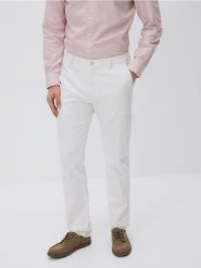 Spodnie chino slim - biały. Białe spodnie materiałowe męskie Reserved, bez wzorów, z bawełny. Za 159.99 zł.