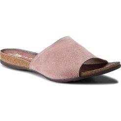 Klapki CARINII - B3269 K98-000-000-B02. Czerwone klapki damskie Carinii, z materiału. W wyprzedaży za 119.00 zł.