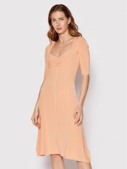 Guess Sukienka codzienna W2YK53 Z30K0 Pomarańczowy Flare Fit. Brązowe sukienki damskie Guess, na co dzień, m, z aplikacjami, z wiskozy, bez kołnierzyka, bez ramiączek, proste. Za 649.99 zł.