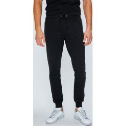 Guess Jeans - Spodnie. Szare spodnie sportowe męskie Guess Jeans, z jeansu. W wyprzedaży za 319.90 zł.